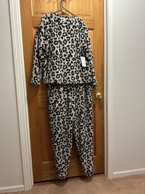Plush Leopard Print Women's Pajama Set - Cream & Black